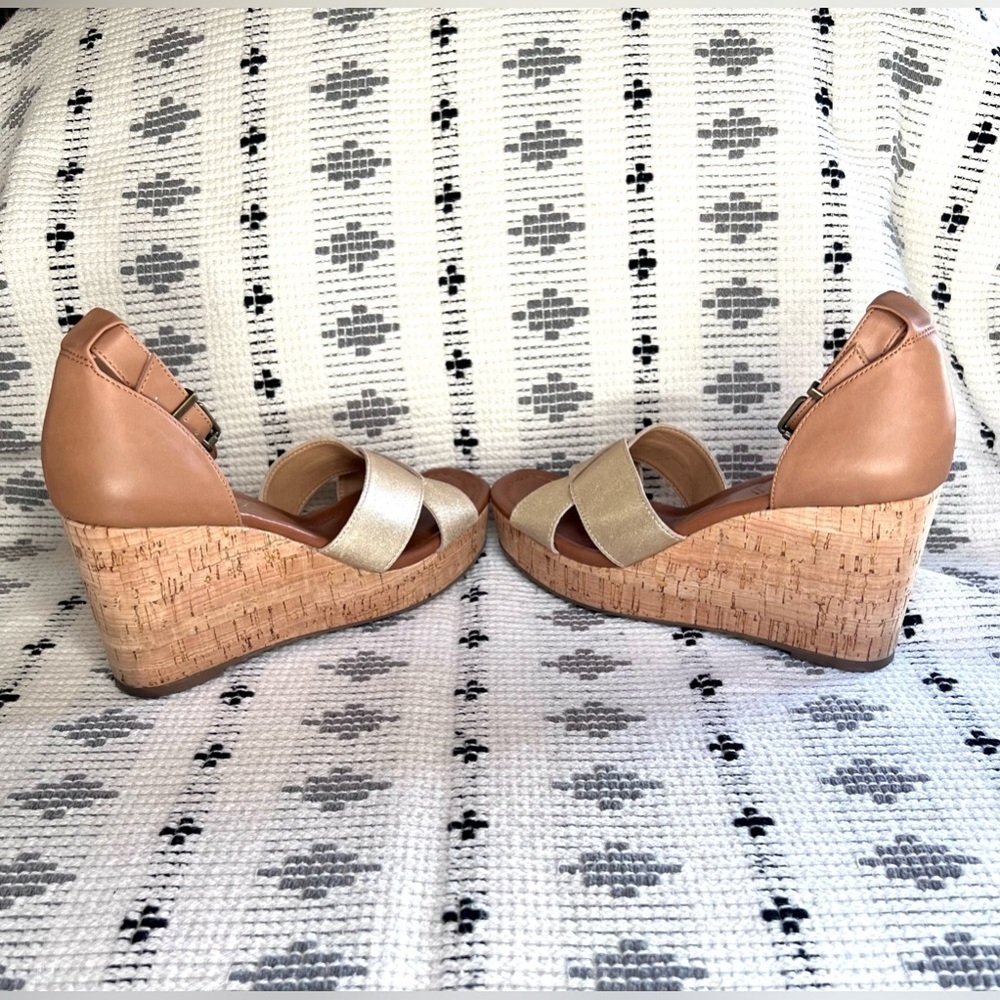 Crown Vintage Tan and Gold Wedge Sandals, size 8 - Picture 3 of 10